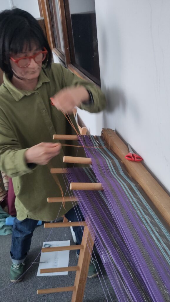 Seiko tying up the warp